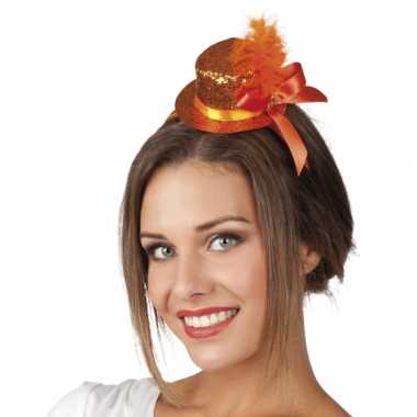 Klein oranje glitterhoedje op tiara